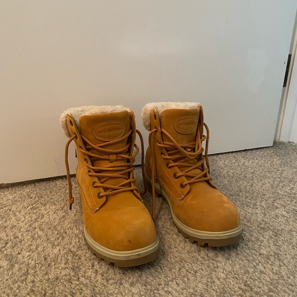Women’s Lugz Winter Boots. Tan Color. Size 8.5